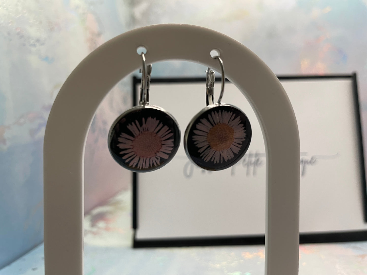 Boucle d'oreille dormeuse marguerite sur noir-Acier Inoxydable