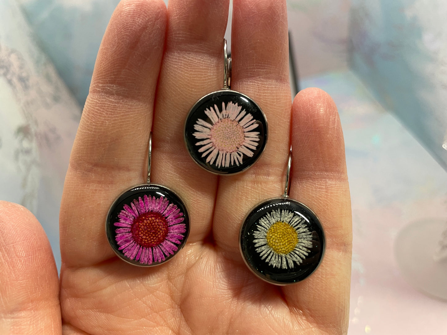 Boucle d'oreille dormeuse marguerite sur noir-Acier Inoxydable