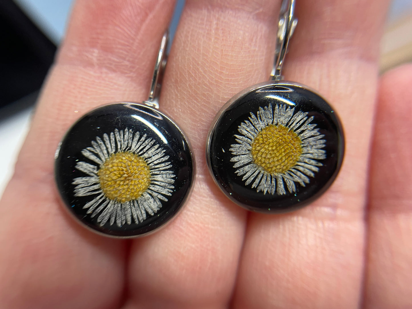 Boucle d'oreille dormeuse marguerite sur noir-Acier Inoxydable