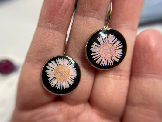 Boucle d'oreille dormeuse marguerite sur noir-Acier Inoxydable