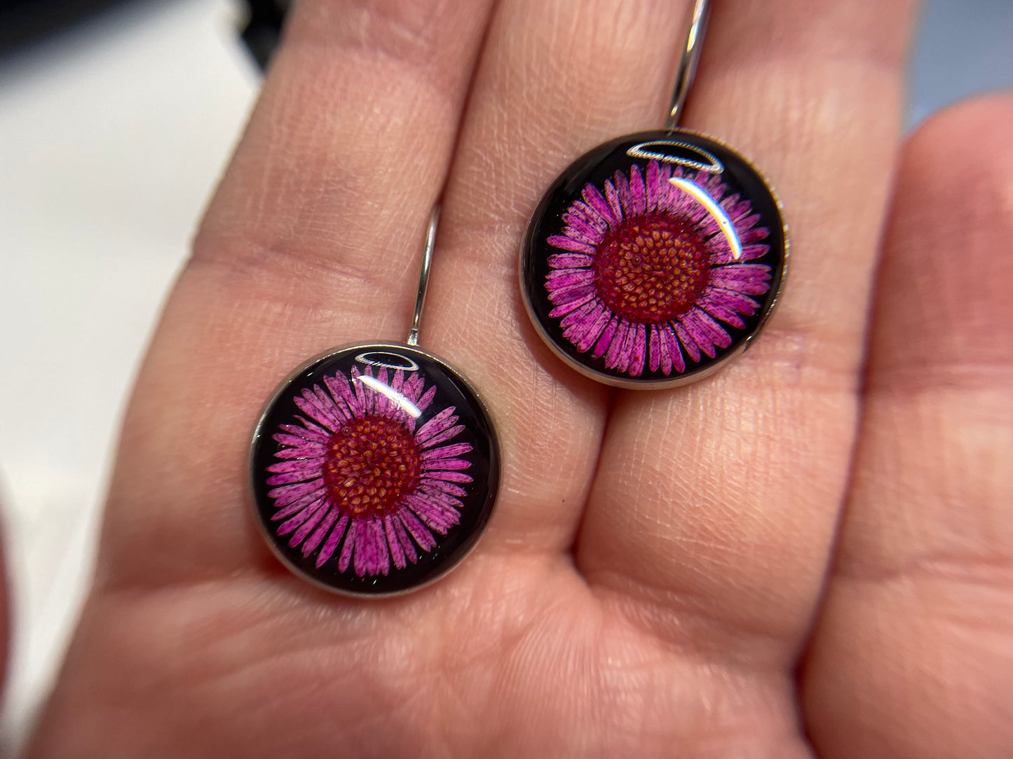 Boucle d'oreille dormeuse marguerite sur noir-Acier Inoxydable