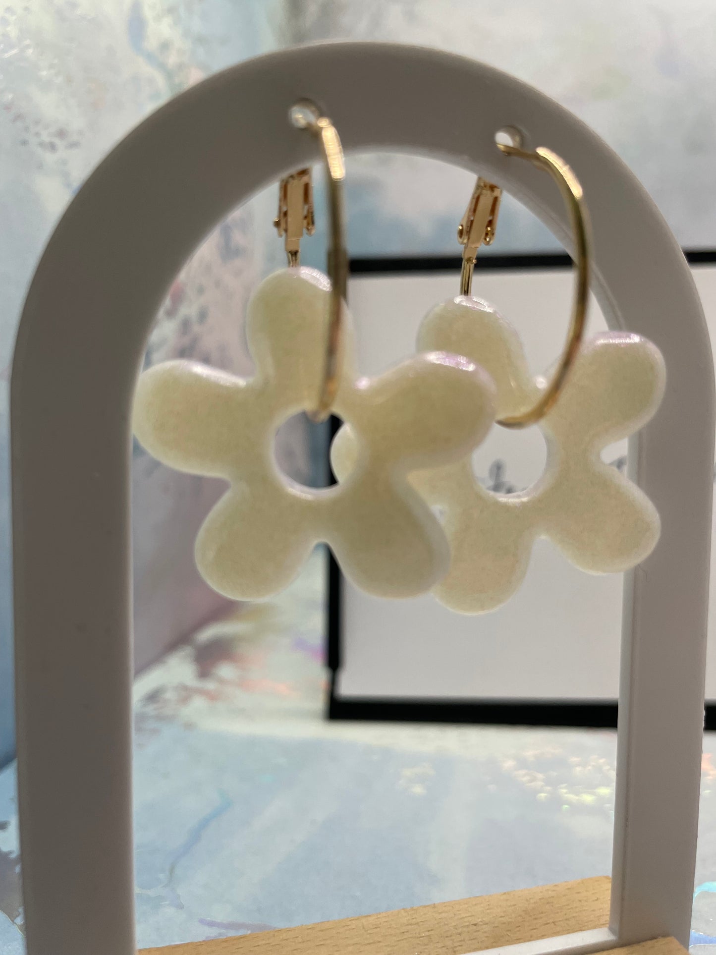 Boucles d’oreilles anneaux avec fleur blanche brillante-Sans Nickel