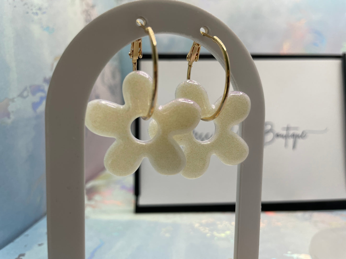 Boucles d’oreilles anneaux avec fleur blanche brillante-Sans Nickel