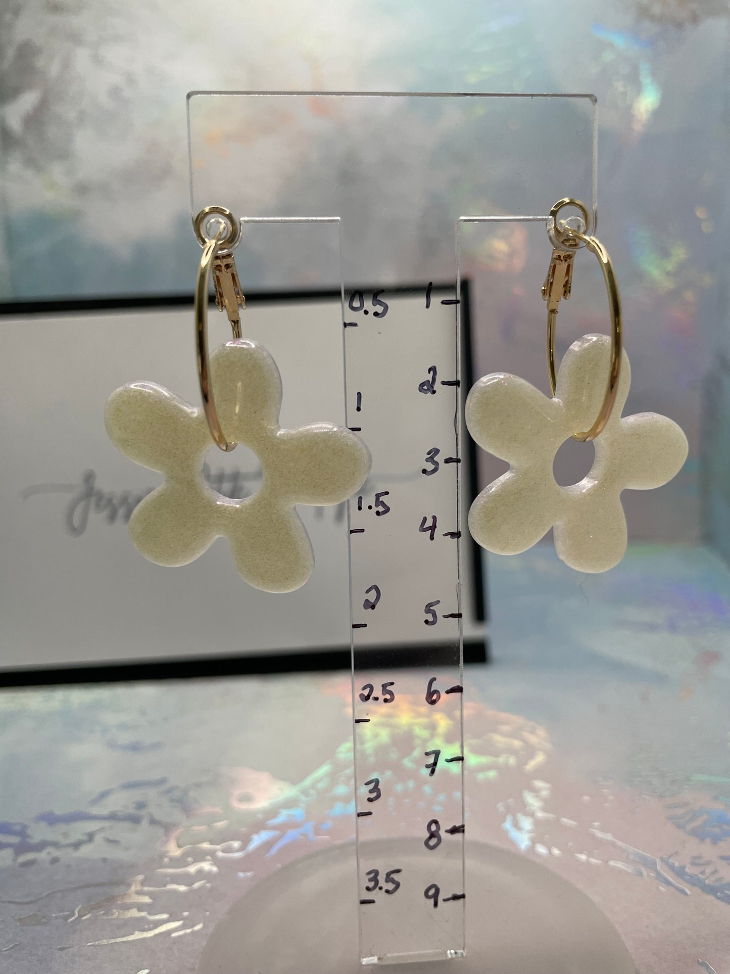 Boucles d’oreilles anneaux avec fleur blanche brillante-Sans Nickel