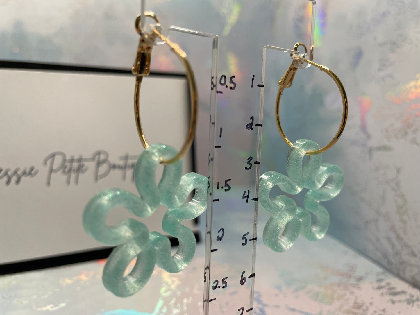 Boucles d’oreilles anneaux avec fleur sarcelle translucide brillante-Sans Nickel