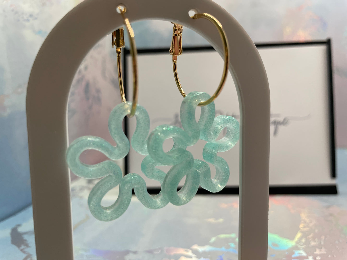 Boucles d’oreilles anneaux avec fleur sarcelle translucide brillante-Sans Nickel