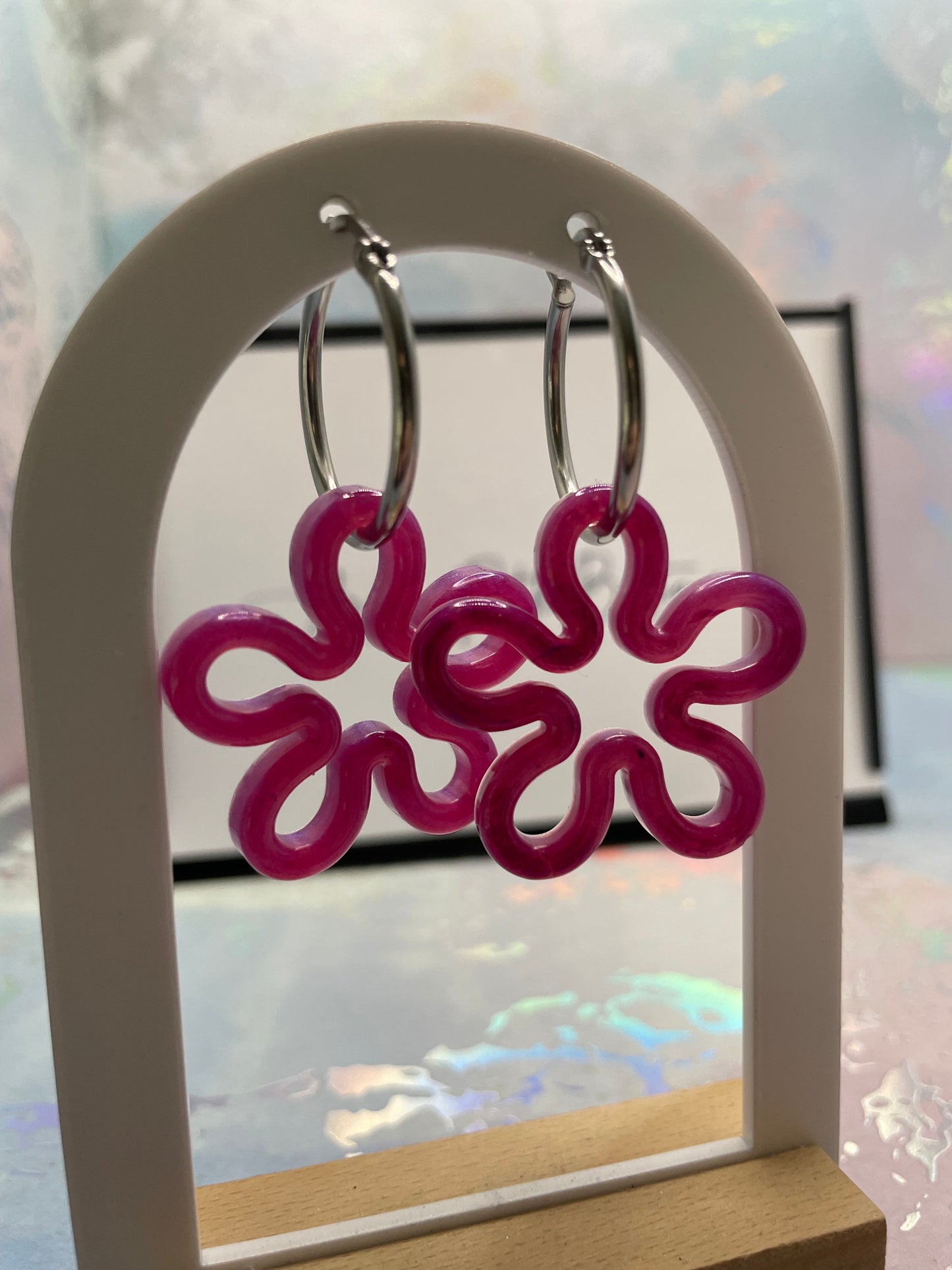 Boucles d’oreilles anneaux avec fleur mauve brillante-Acier Inoxydable