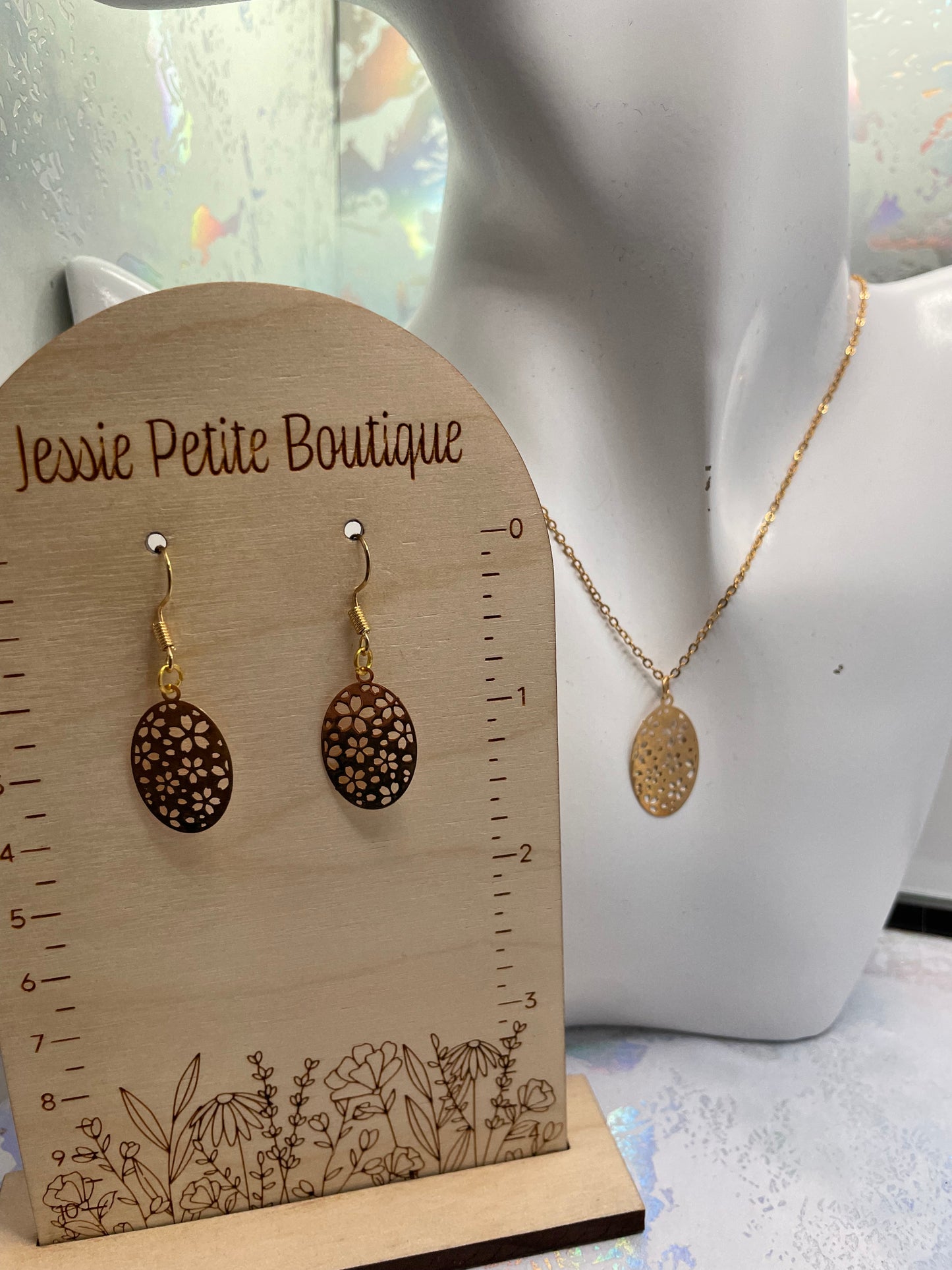 Ensemble ovales à motif floral doré