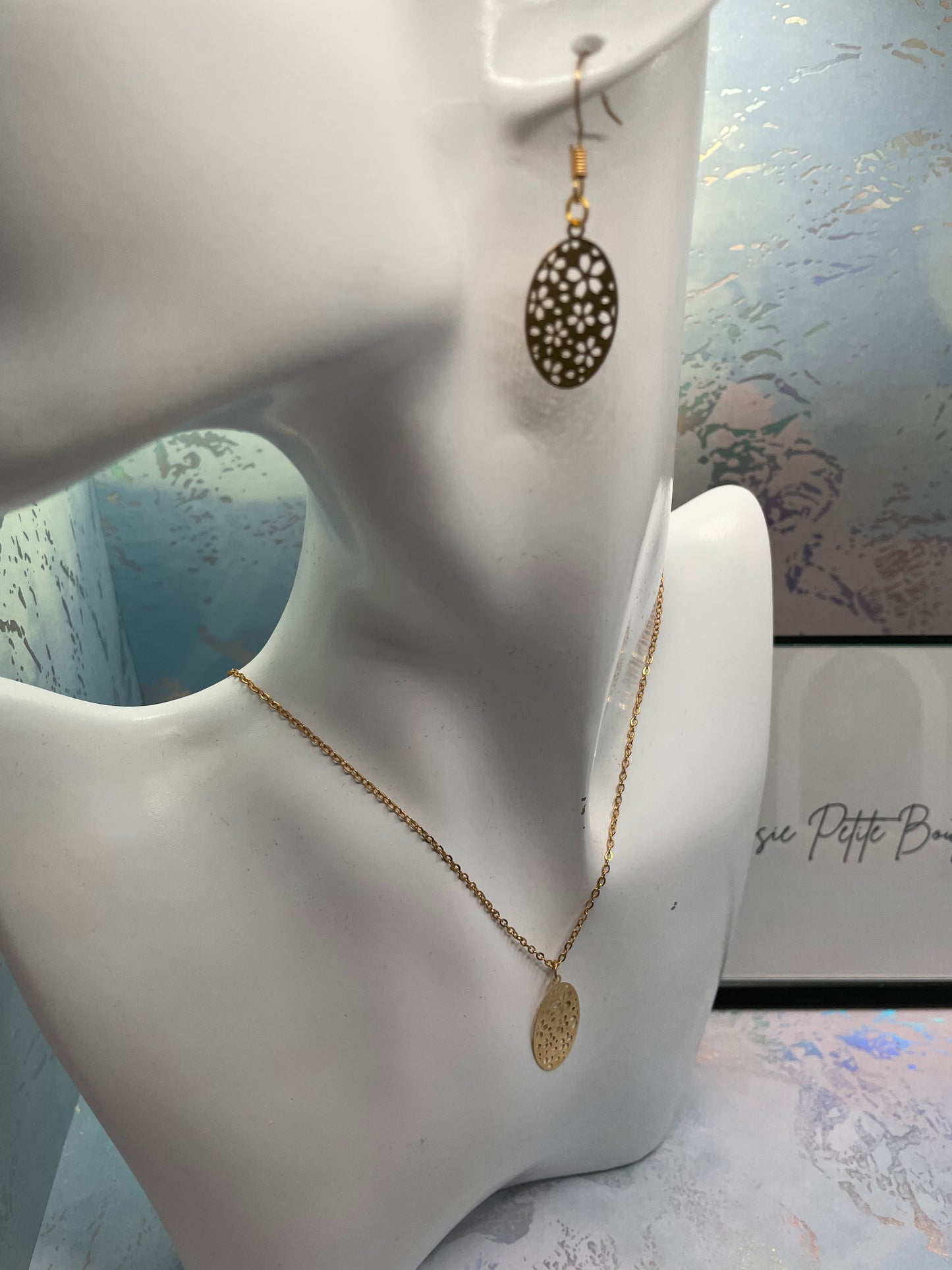 Ensemble ovales à motif floral doré