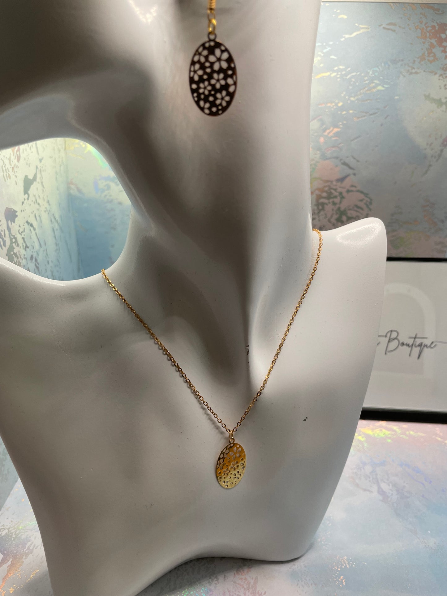 Ensemble ovales à motif floral doré