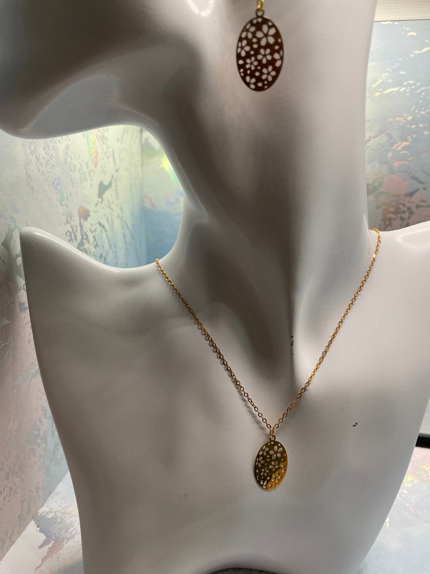 Ensemble ovales à motif floral doré