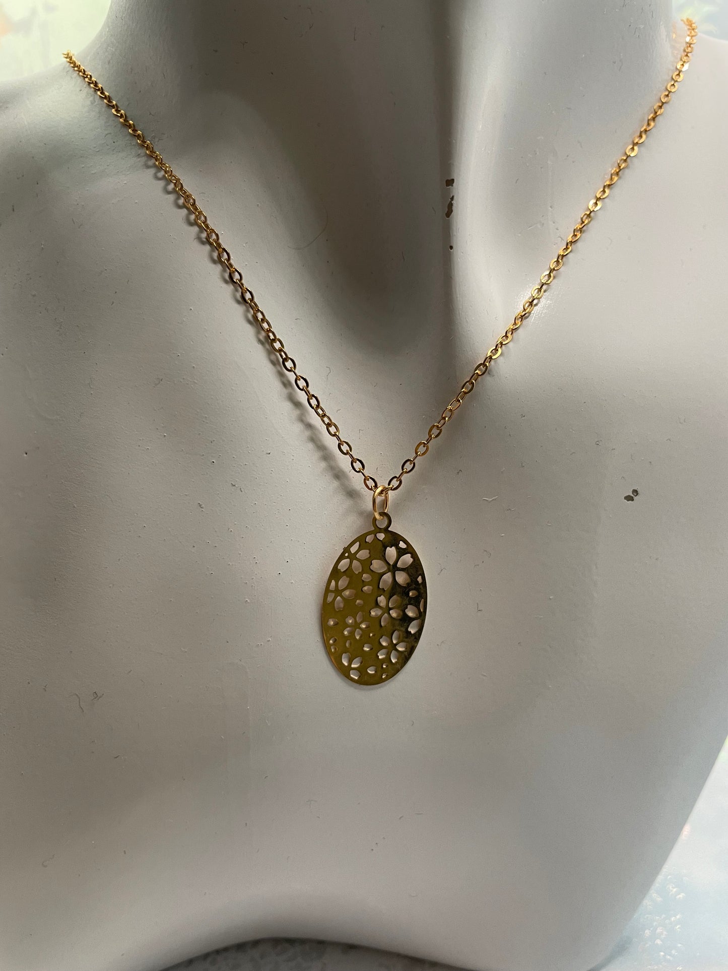 Ensemble ovales à motif floral doré