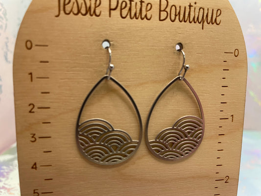 Boucles d'oreilles goutte en métal argenté en forme avec motif circulaires