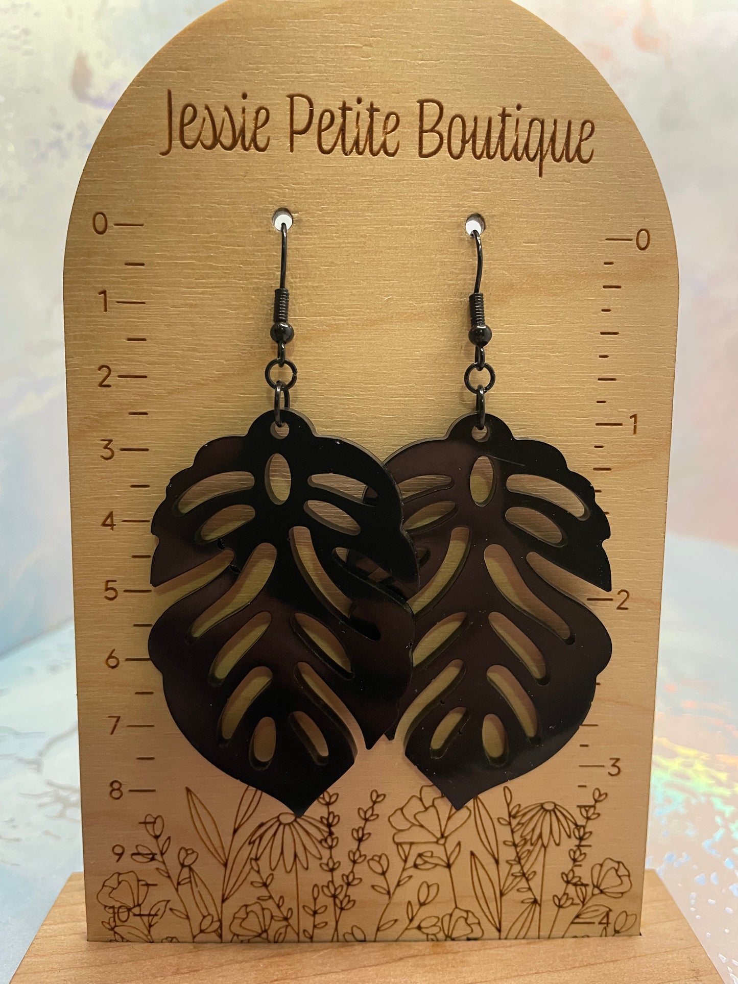 Boucles d’oreilles pendantes feuille noire en résine