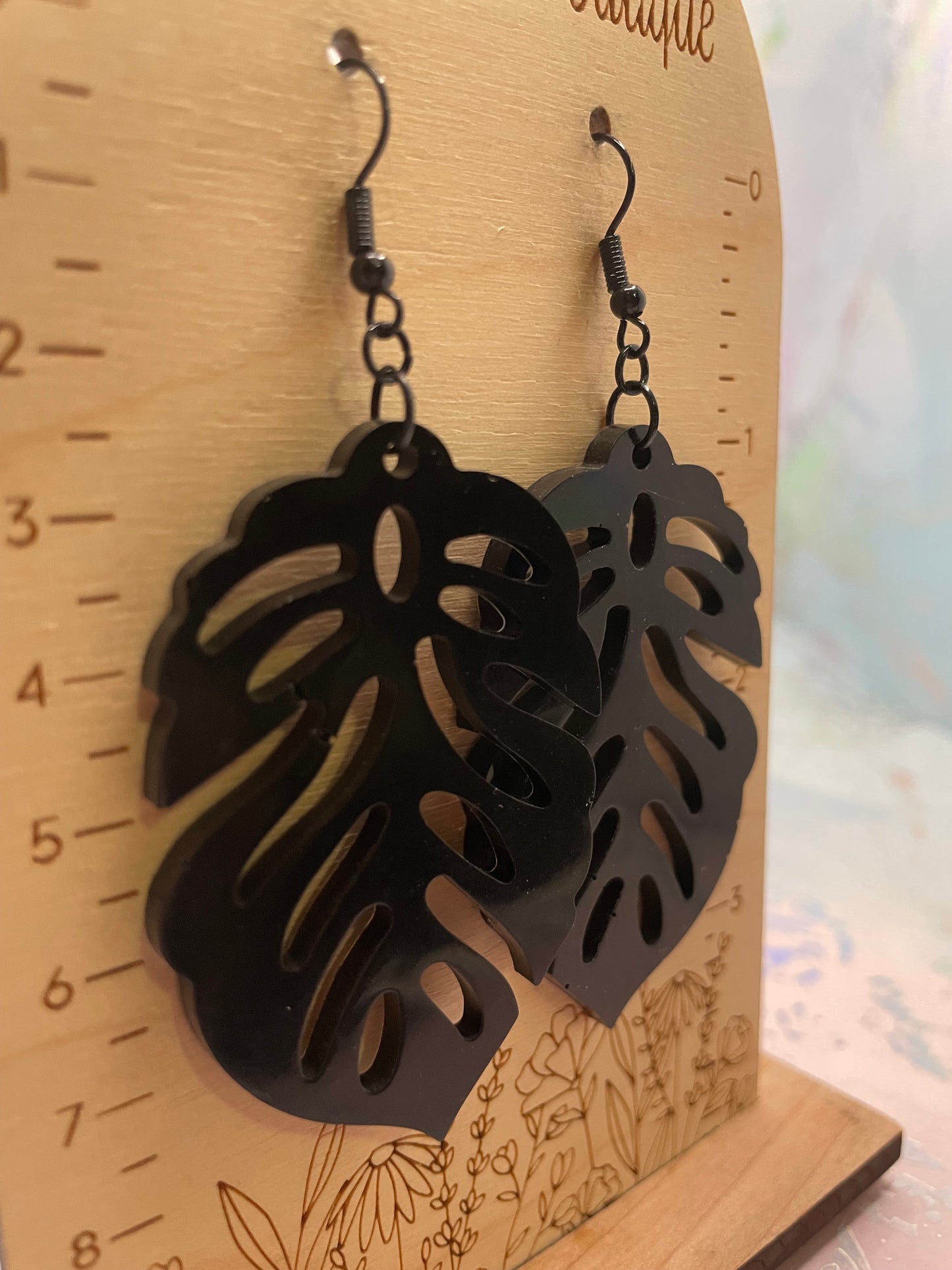 Boucles d’oreilles pendantes feuille noire en résine
