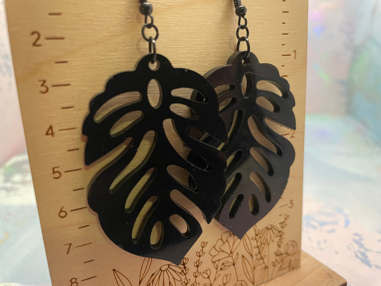 Boucles d’oreilles pendantes feuille noire en résine