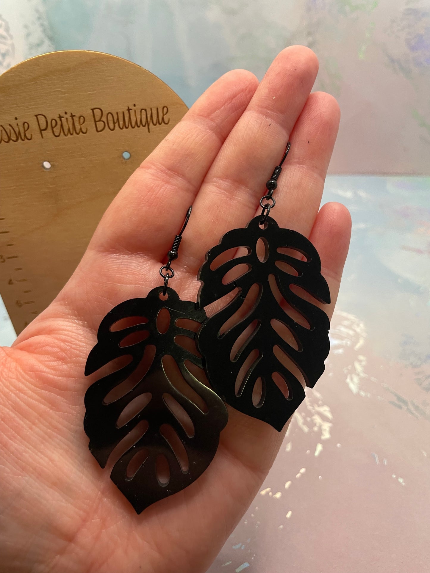 Boucles d’oreilles pendantes feuille noire en résine