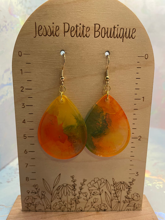 Boucles d’oreilles goutte en résine jaune, orange et vert