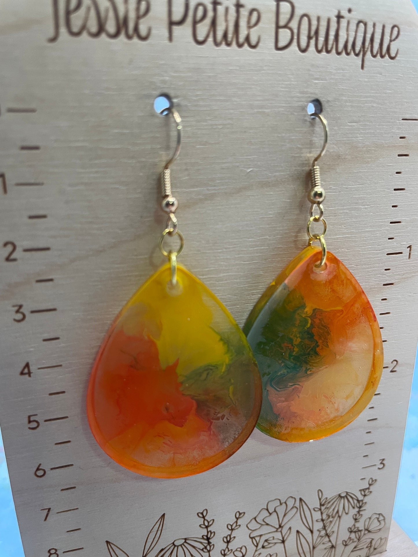 Boucles d’oreilles goutte en résine jaune, orange et vert