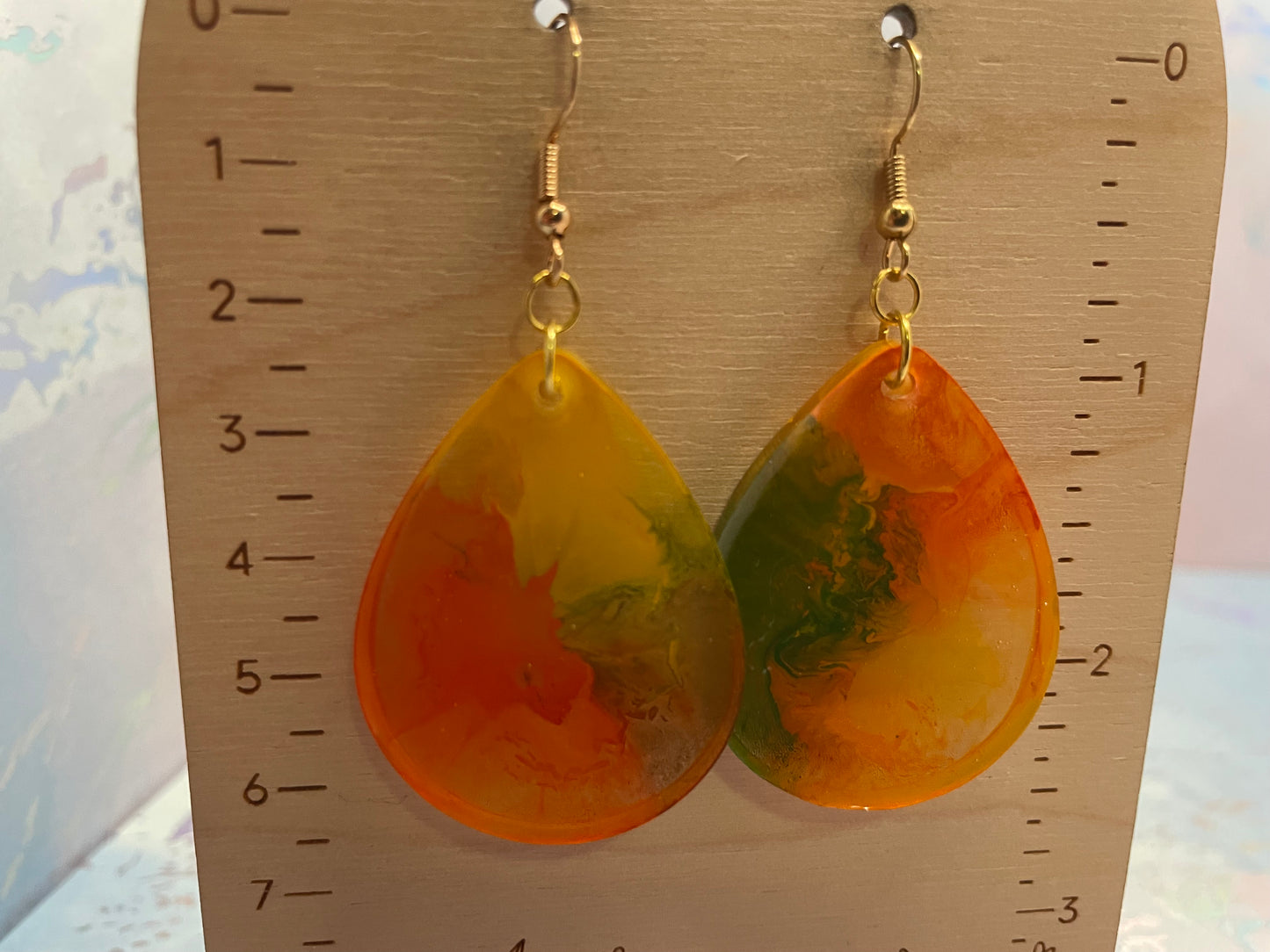 Boucles d’oreilles goutte en résine jaune, orange et vert