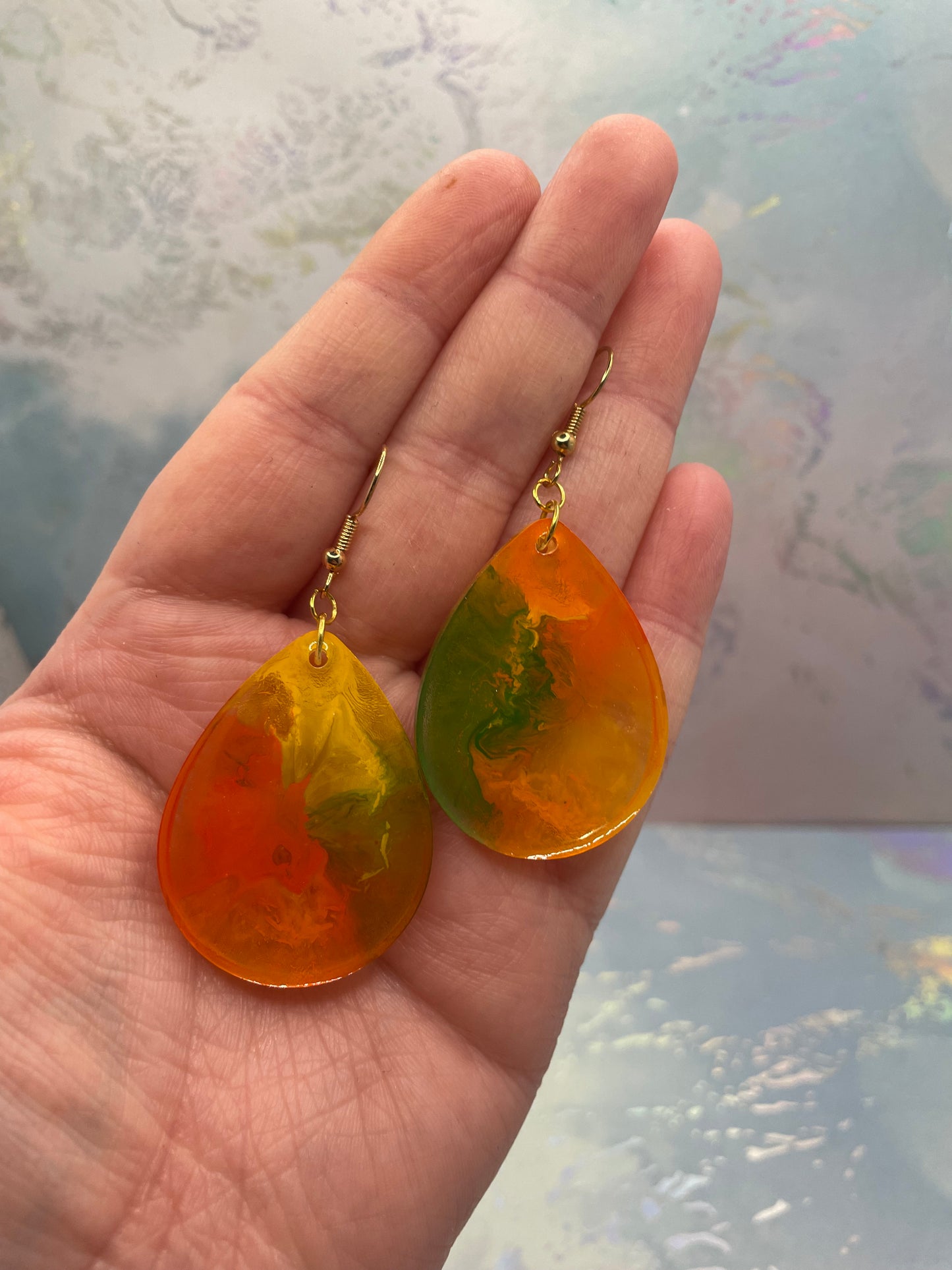 Boucles d’oreilles goutte en résine jaune, orange et vert