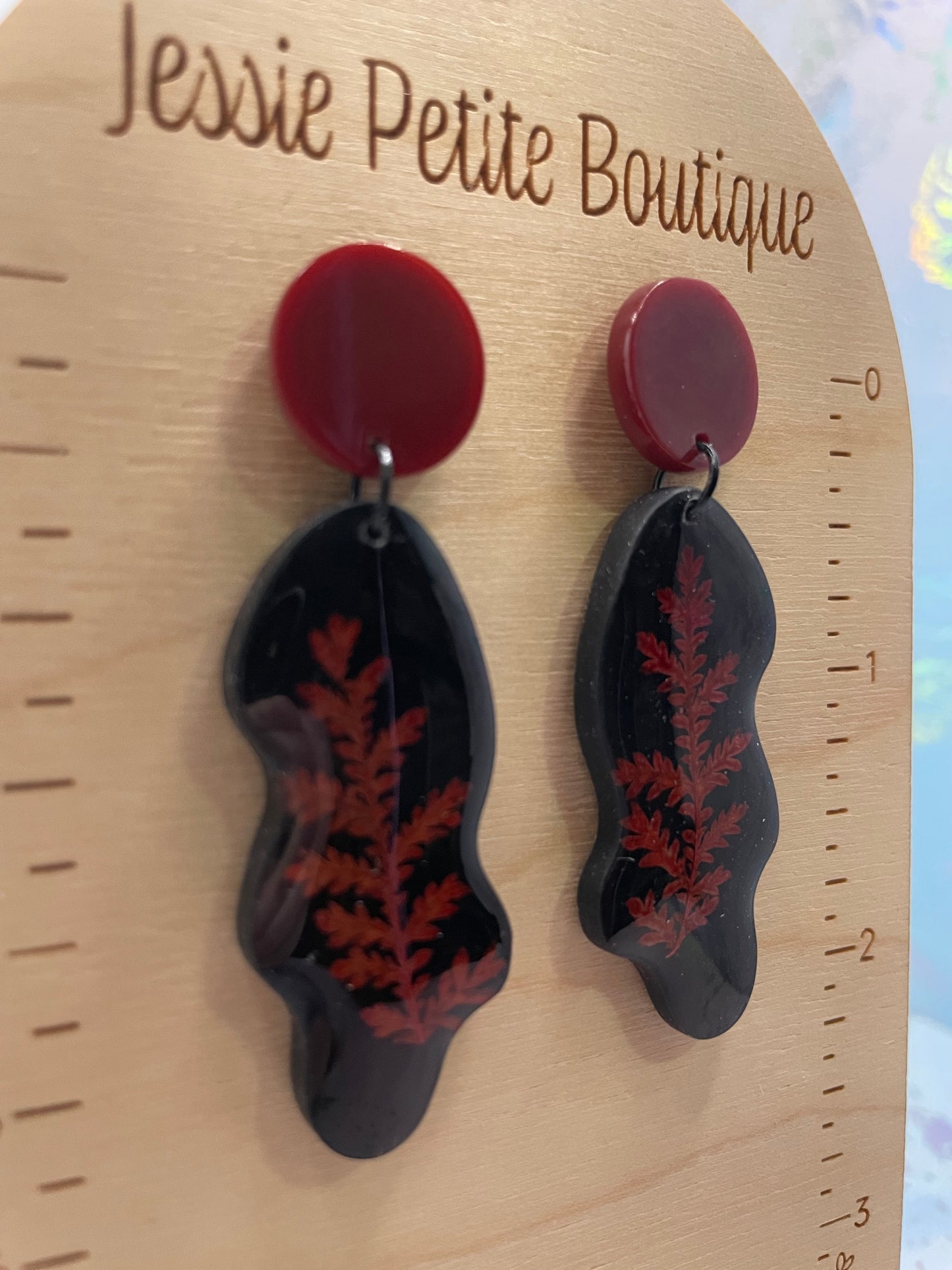 Stacey – Boucles d’oreilles botaniques noir et rouge-Sans Nickel