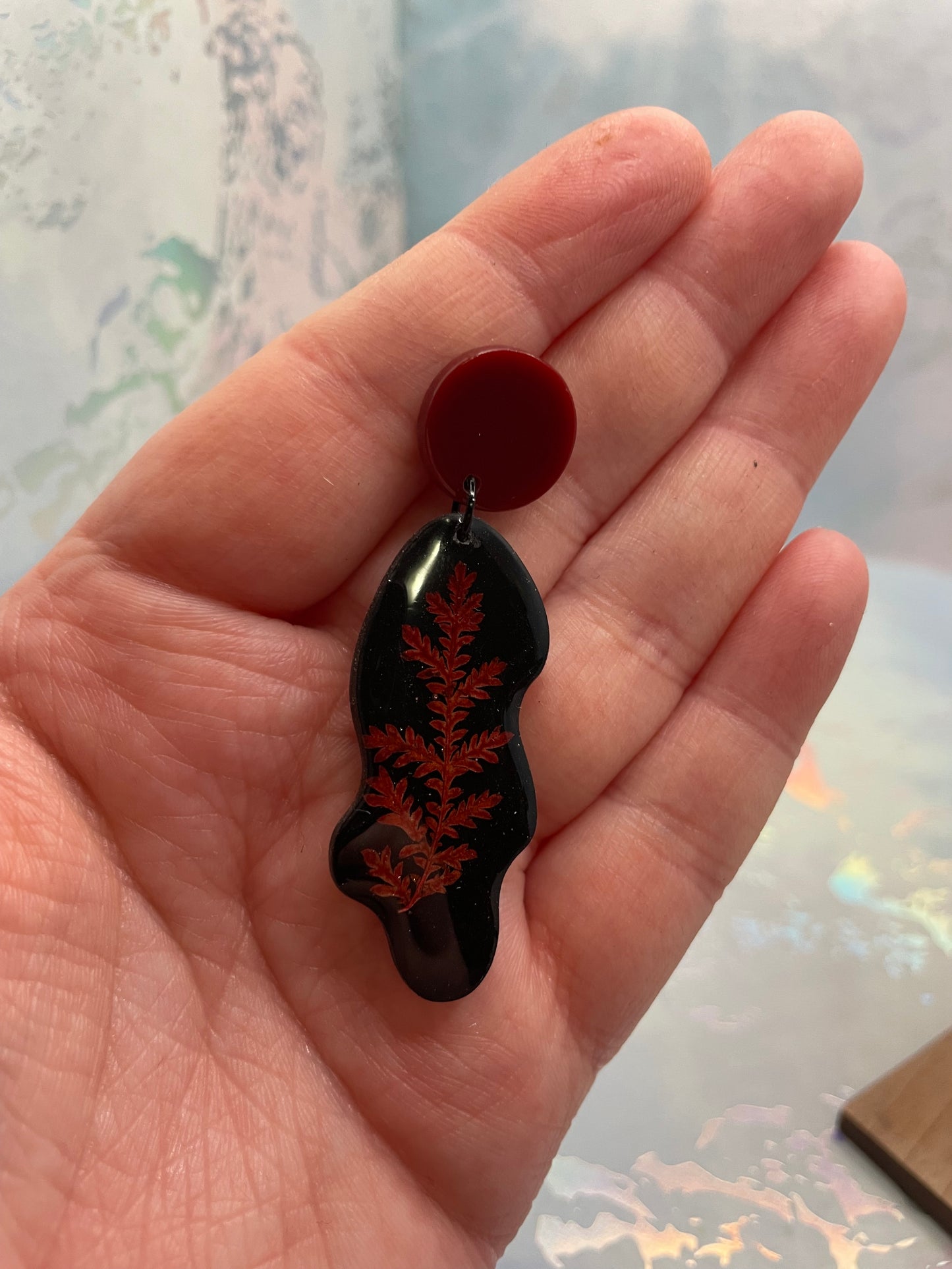 Stacey – Boucles d’oreilles botaniques noir et rouge-Sans Nickel