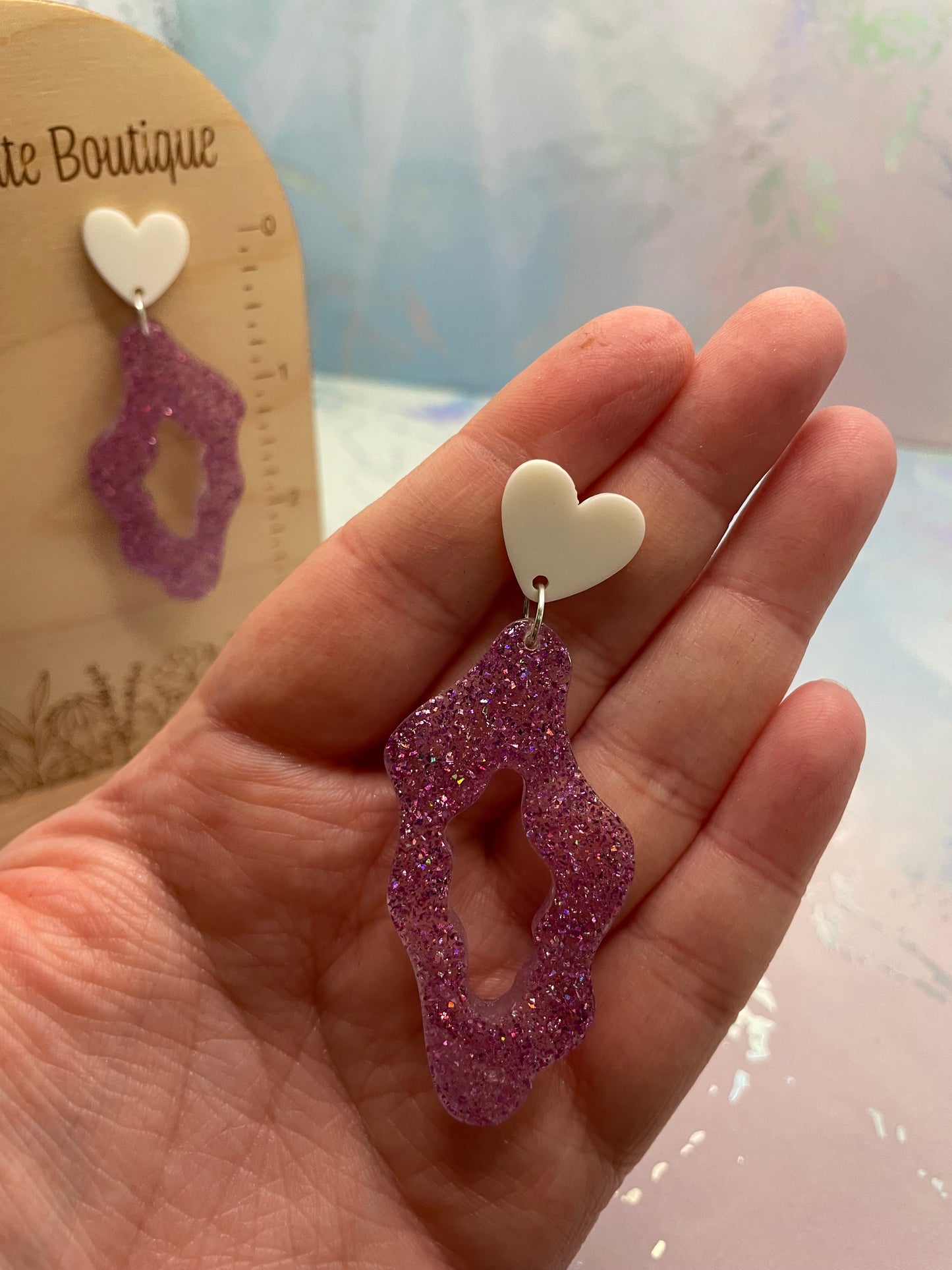 Boucles d’oreilles cœur blanc et pendentif organique rose brillant