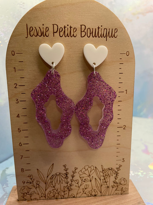 Boucles d’oreilles cœur blanc et pendentif organique rose brillant
