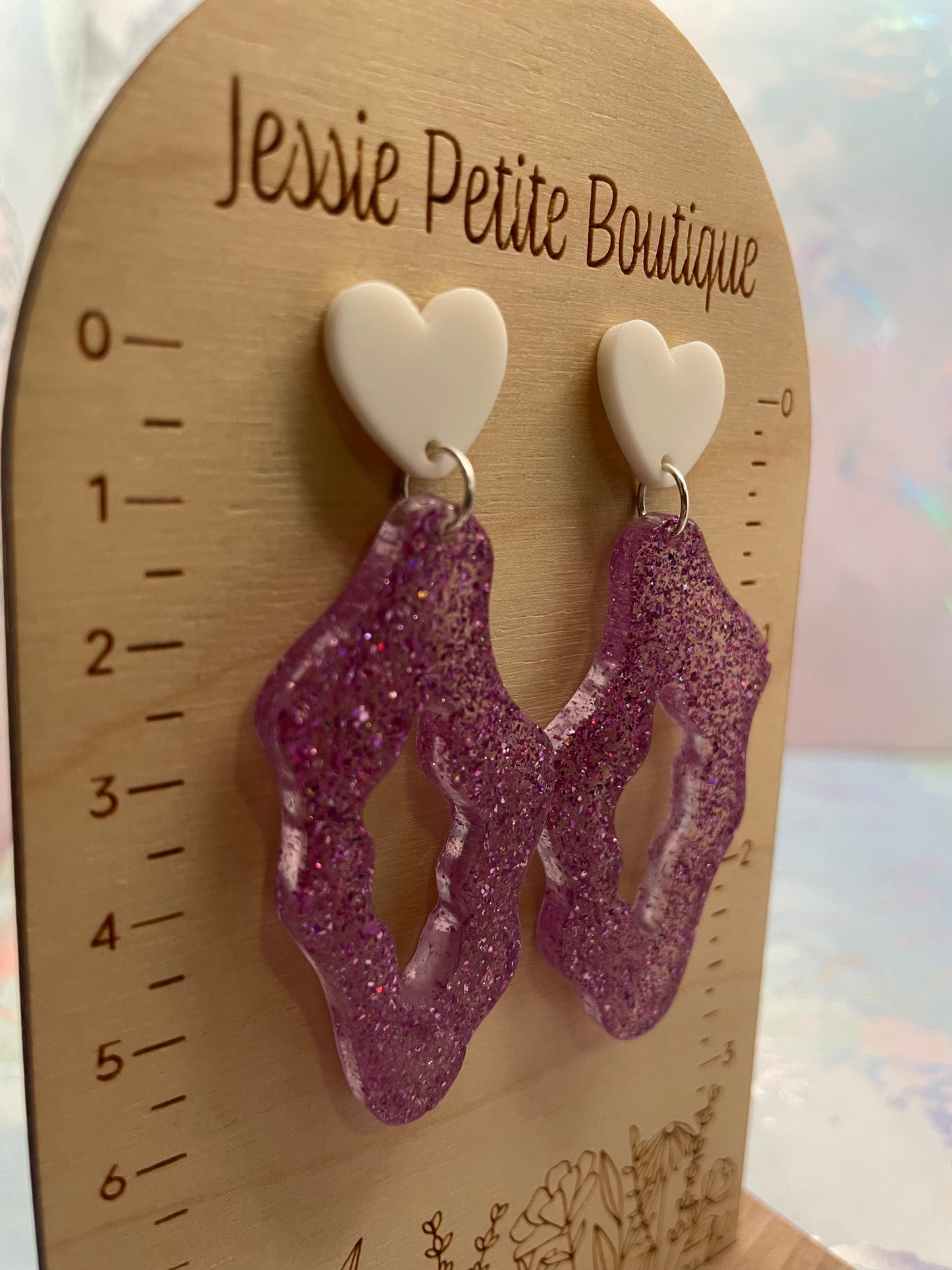 Boucles d’oreilles cœur blanc et pendentif organique rose brillant