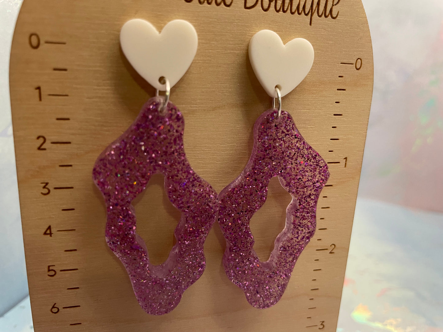 Boucles d’oreilles cœur blanc et pendentif organique rose brillant