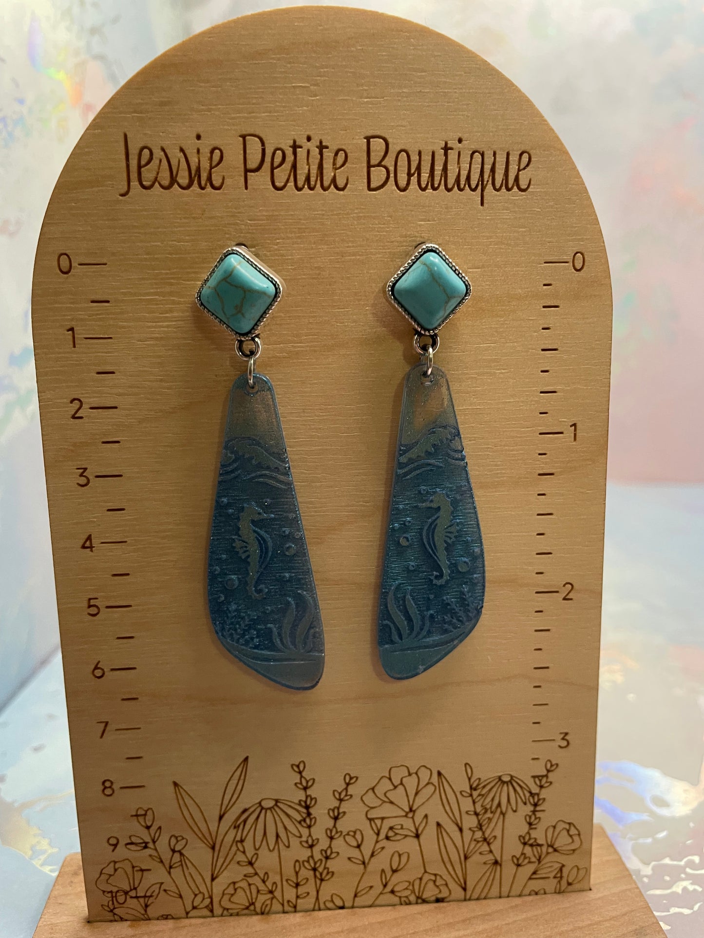 Hippocampe Gravé: Boucle d'oreille bleu caméléon avec bouton turquoise