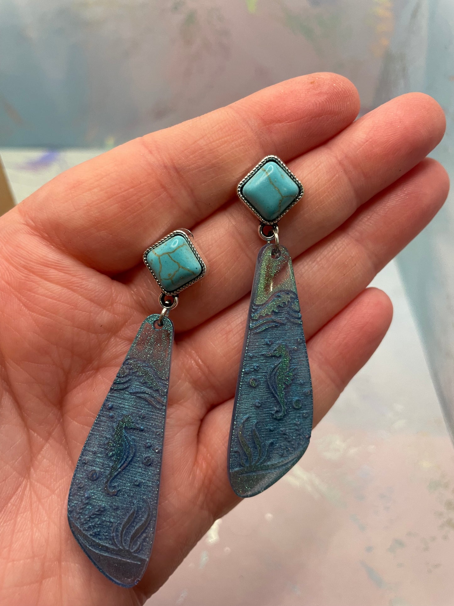 Hippocampe Gravé: Boucle d'oreille bleu caméléon avec bouton turquoise