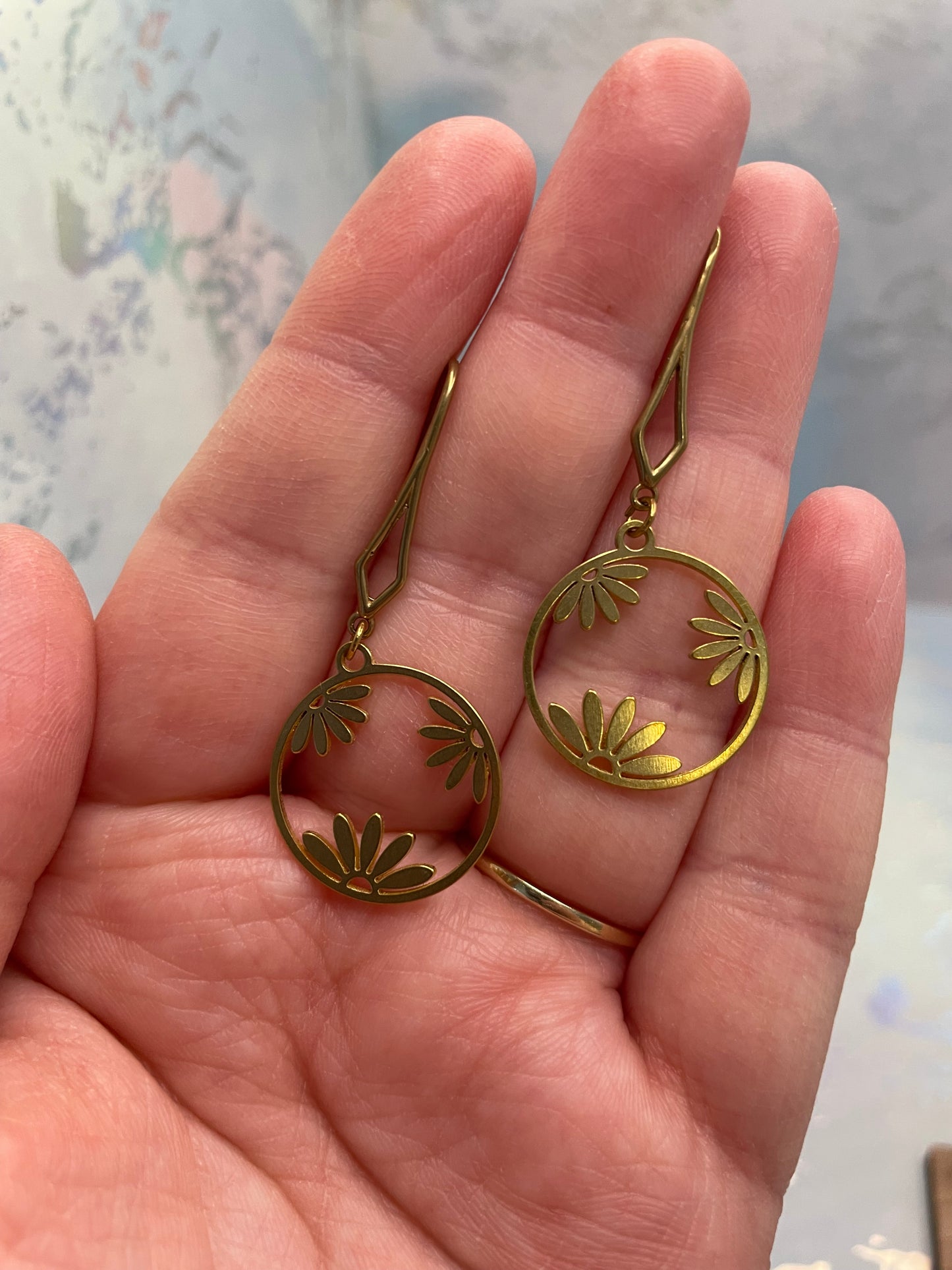 Boucles d’oreilles cercle floral dorée