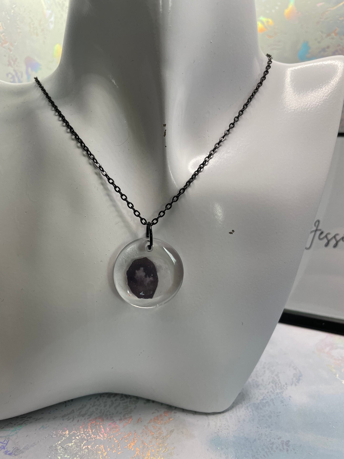 Collier Pendentif Lune dans résine - 22"Sans Nickel