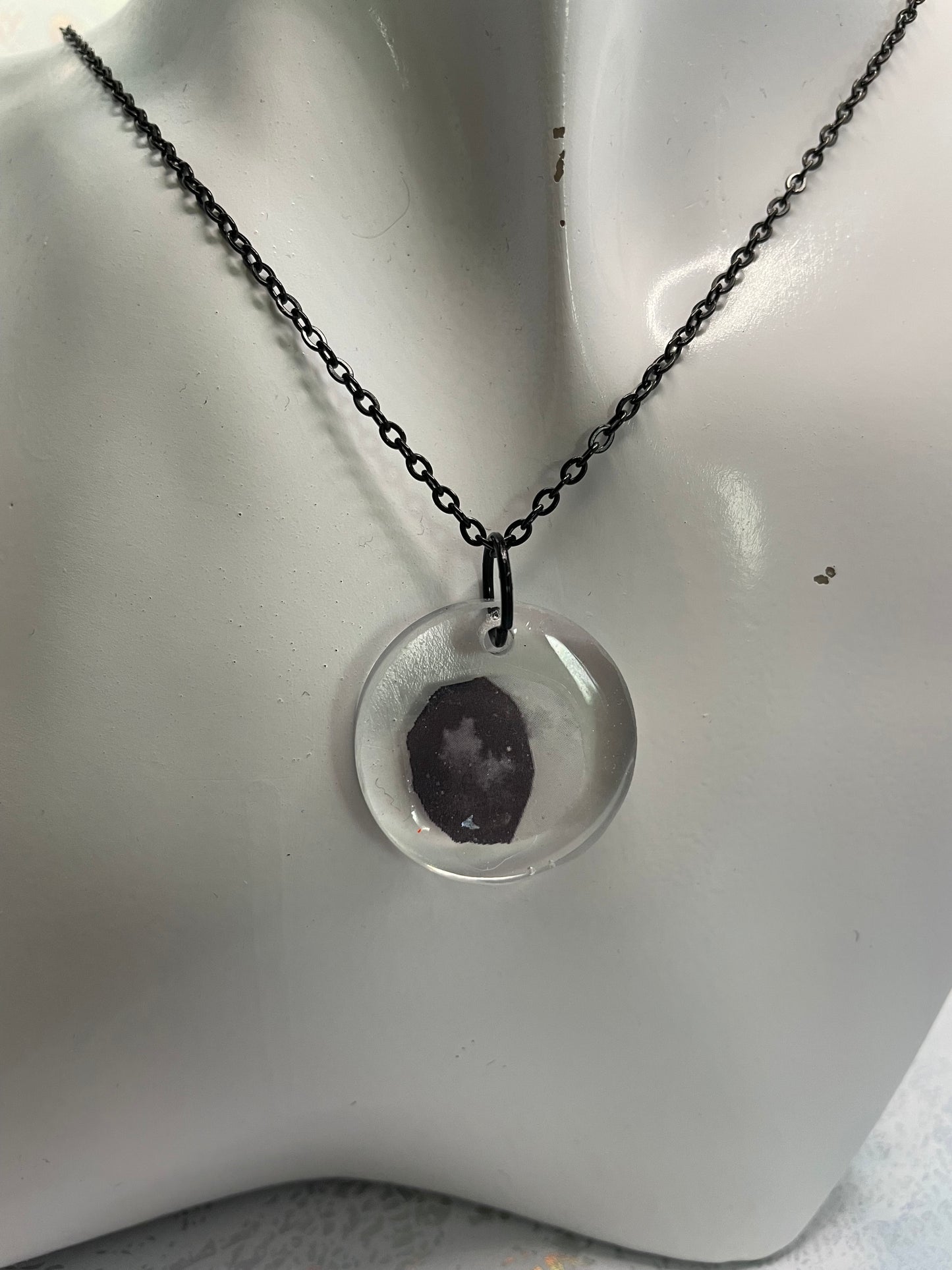 Collier Pendentif Lune dans résine - 22"Sans Nickel