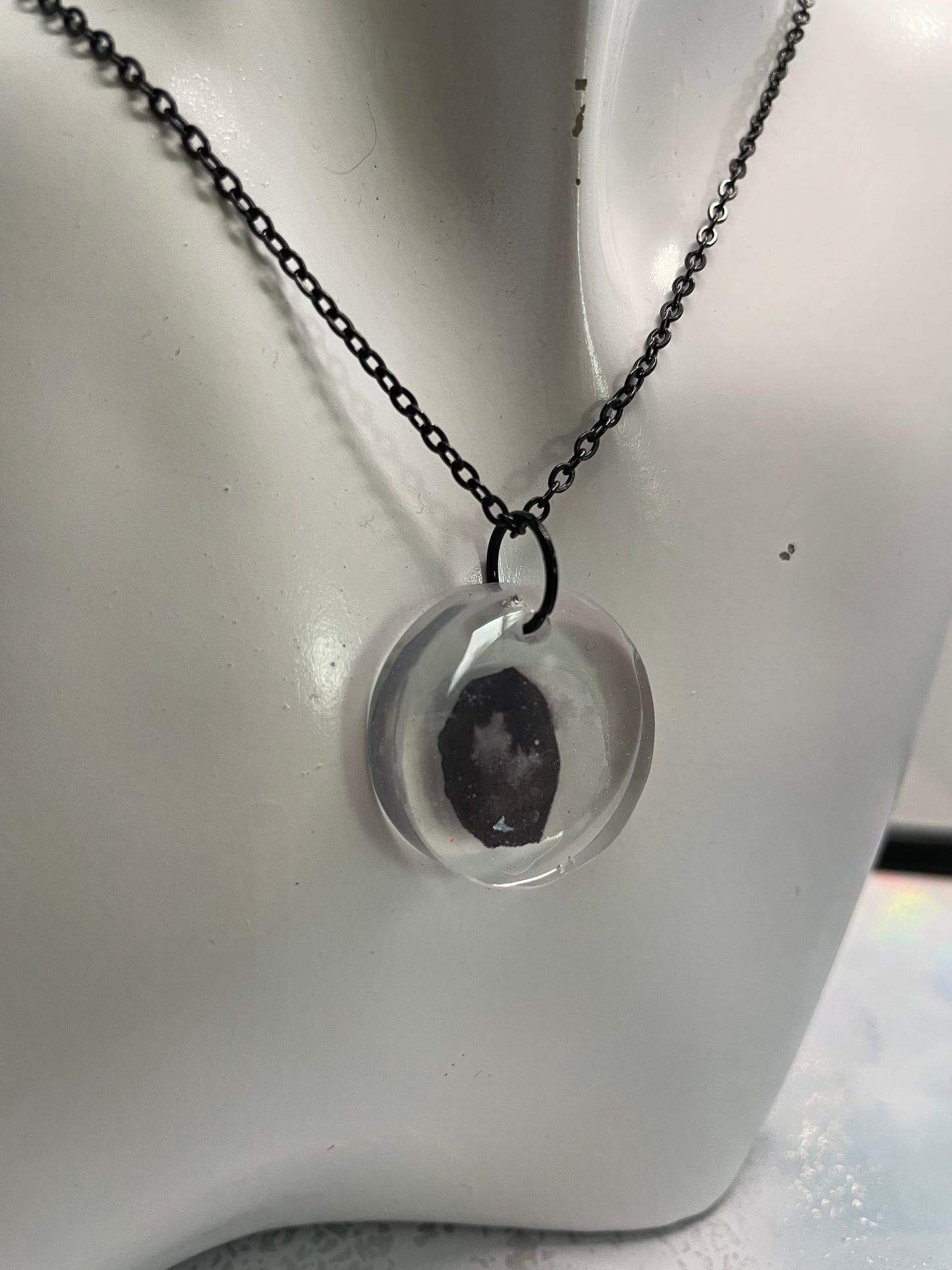 Collier Pendentif Lune dans résine - 22"Sans Nickel