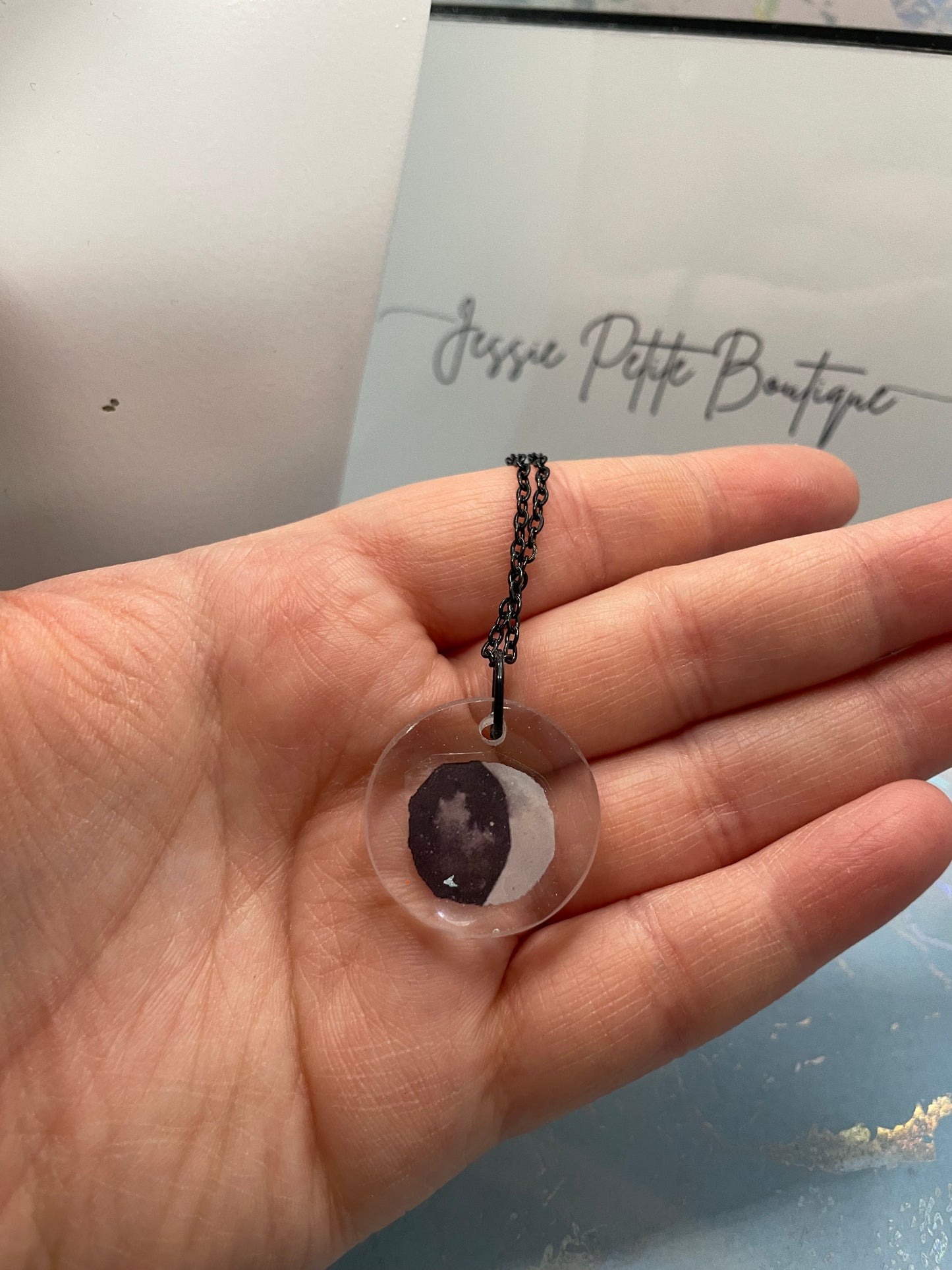 Collier Pendentif Lune dans résine - 22"Sans Nickel