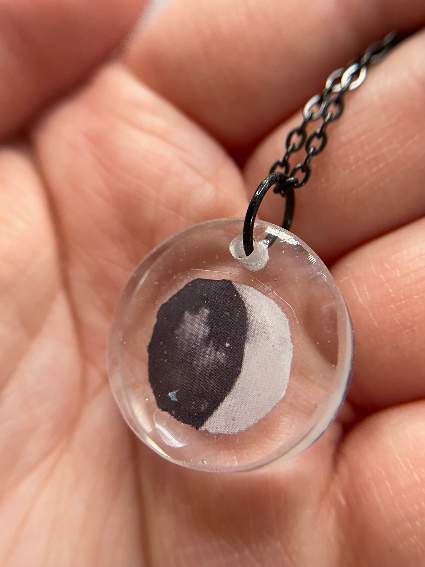 Collier Pendentif Lune dans résine - 22"Sans Nickel