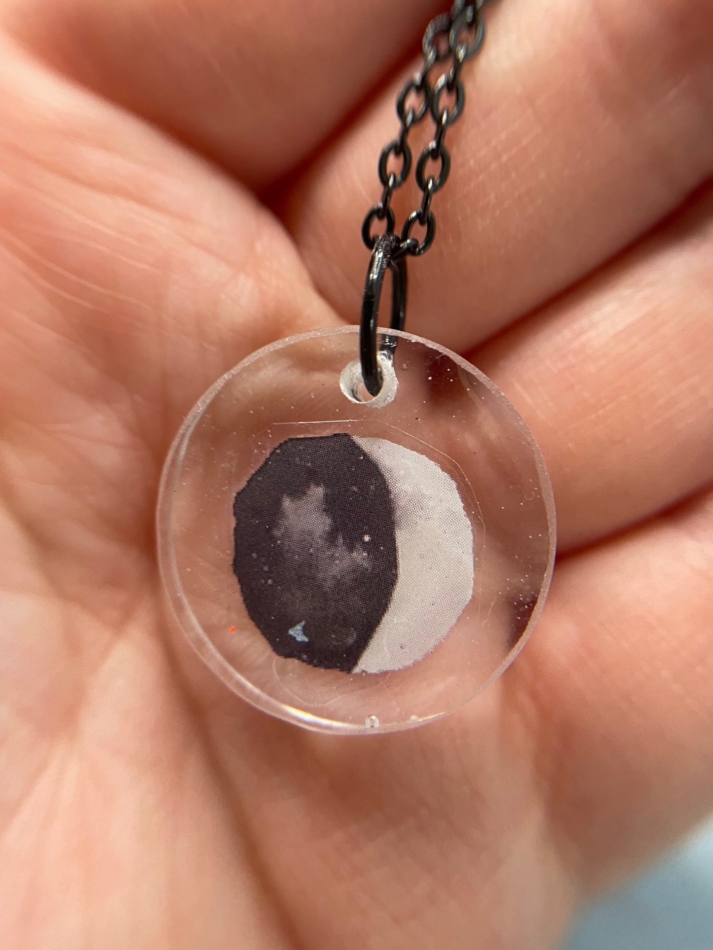 Collier Pendentif Lune dans résine - 22"Sans Nickel