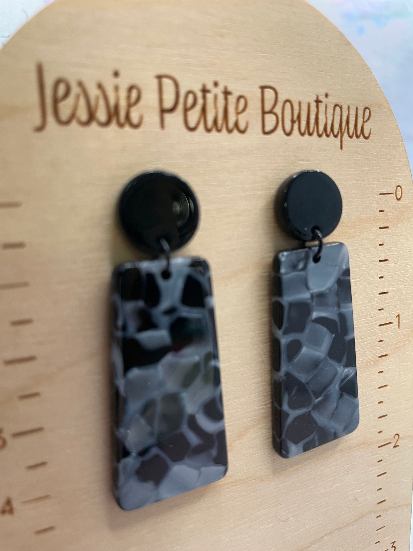 Boucles d’oreilles géométriques noires et grises en acétate