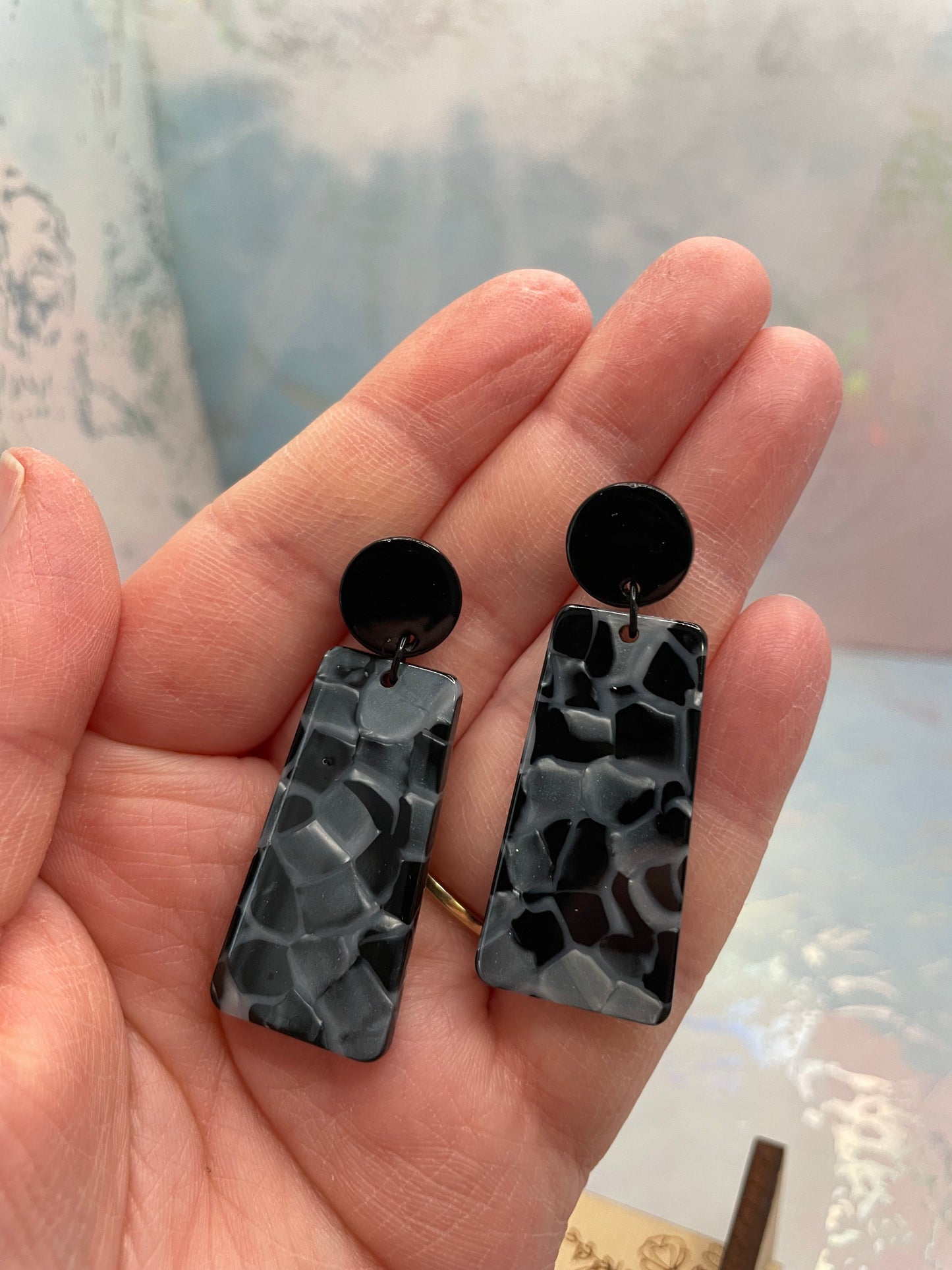 Boucles d’oreilles géométriques noires et grises en acétate