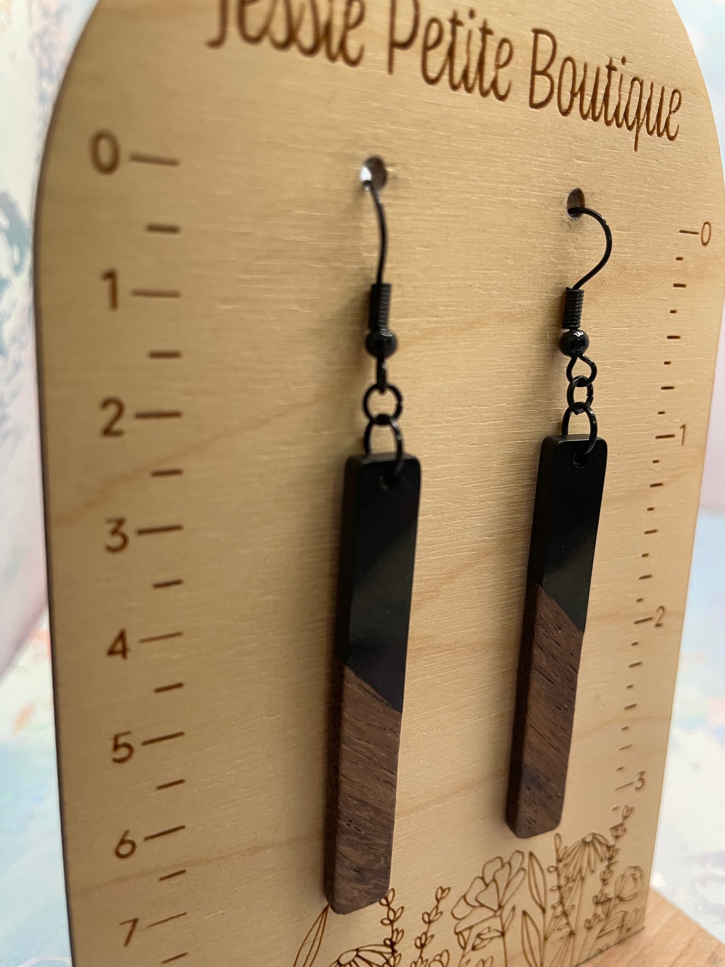 Boucles d’oreilles rectangulaires longues en bois et acrylique noir