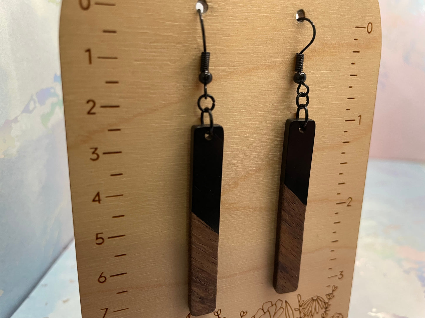 Boucles d’oreilles rectangulaires longues en bois et acrylique noir