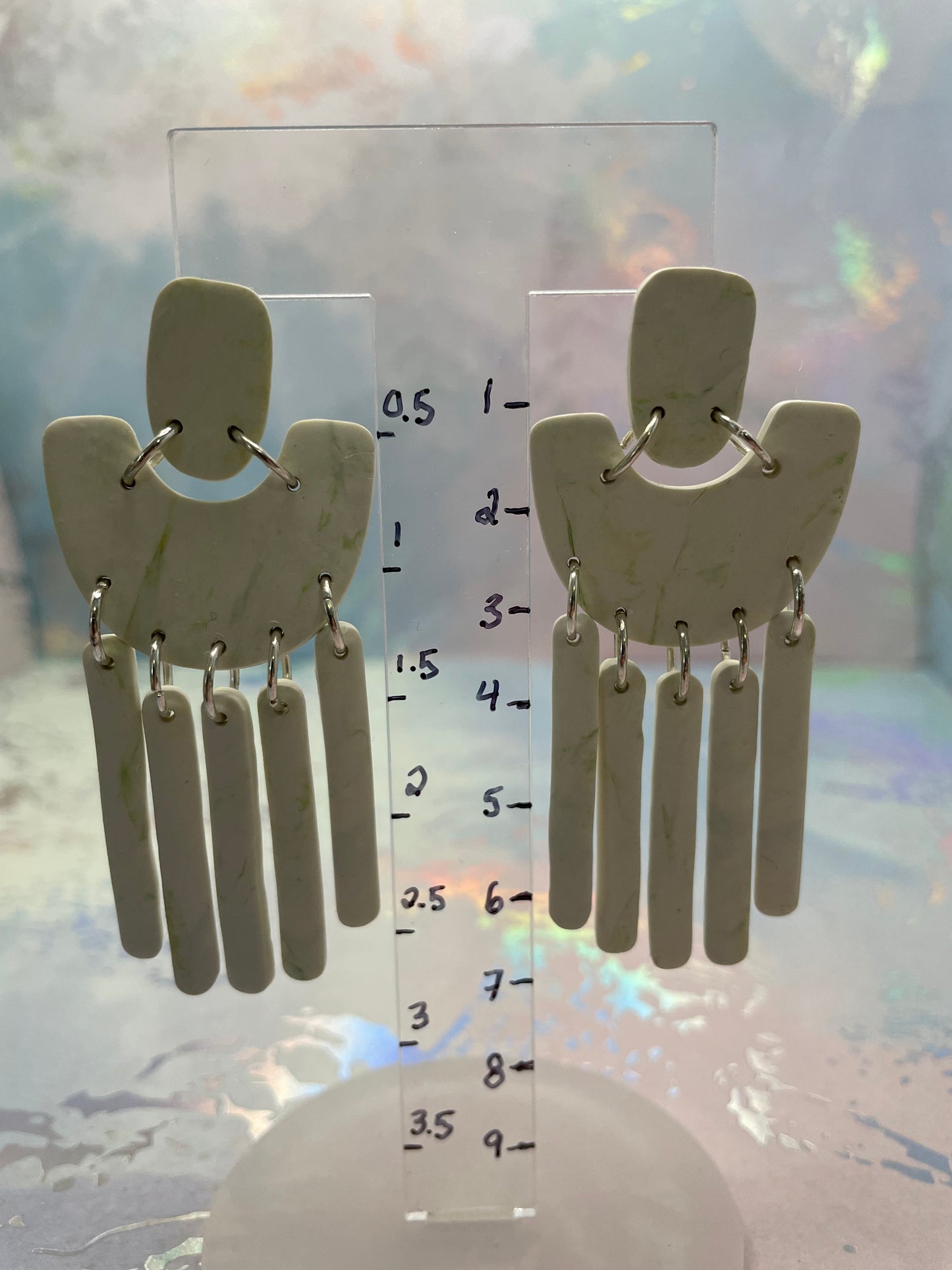 Monique: Boucles d’oreilles argile marbrée vert pâle-Sans Nickel