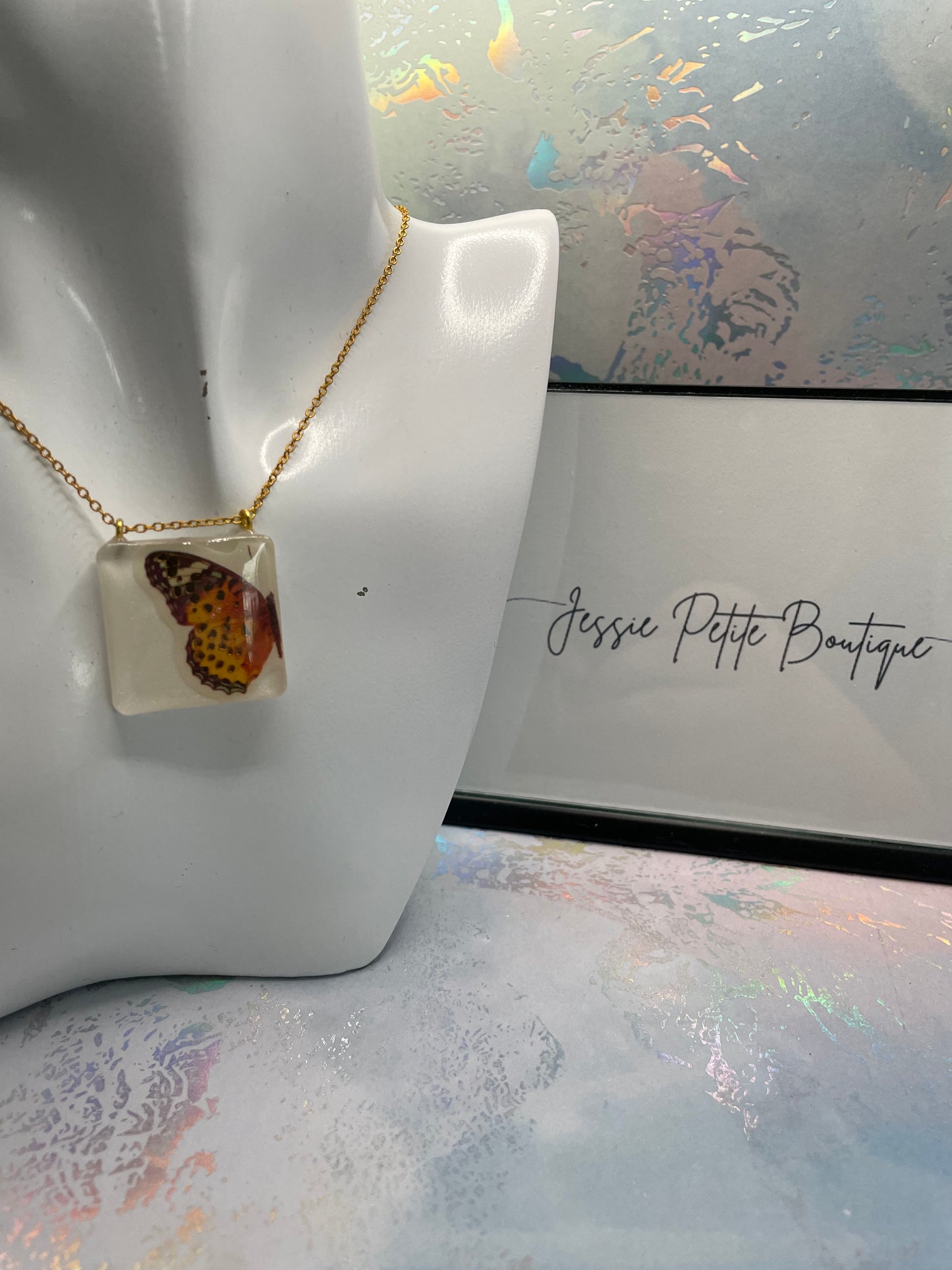 Collier Papillon orange sur carré blanc -21"