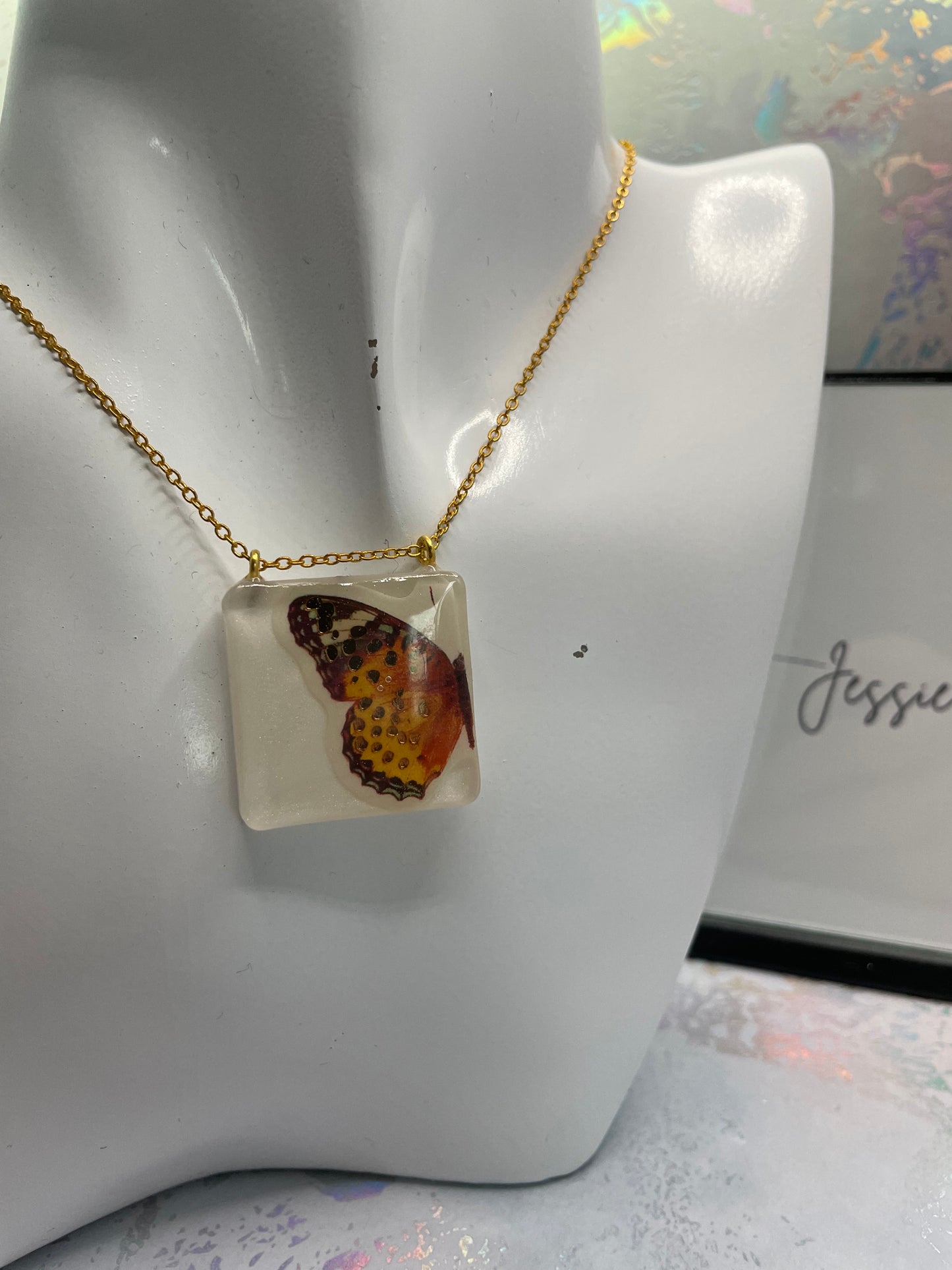 Collier Papillon orange sur carré blanc -21"