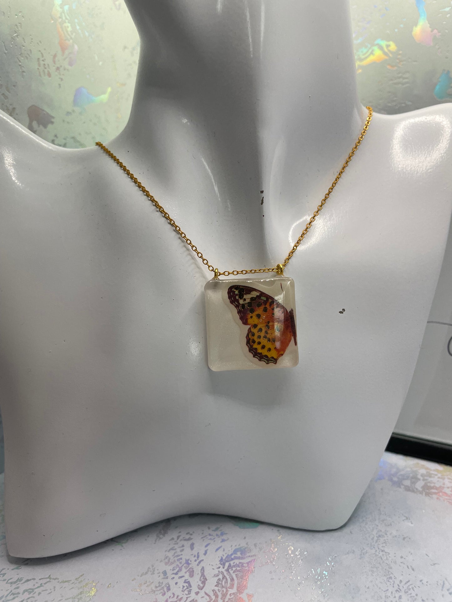 Collier Papillon orange sur carré blanc -21"