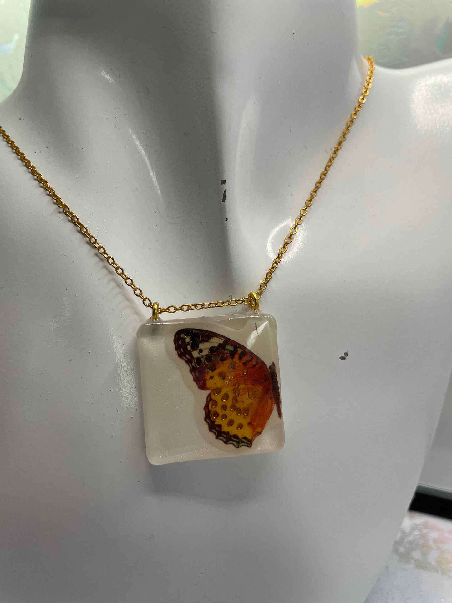 Collier Papillon orange sur carré blanc -21"
