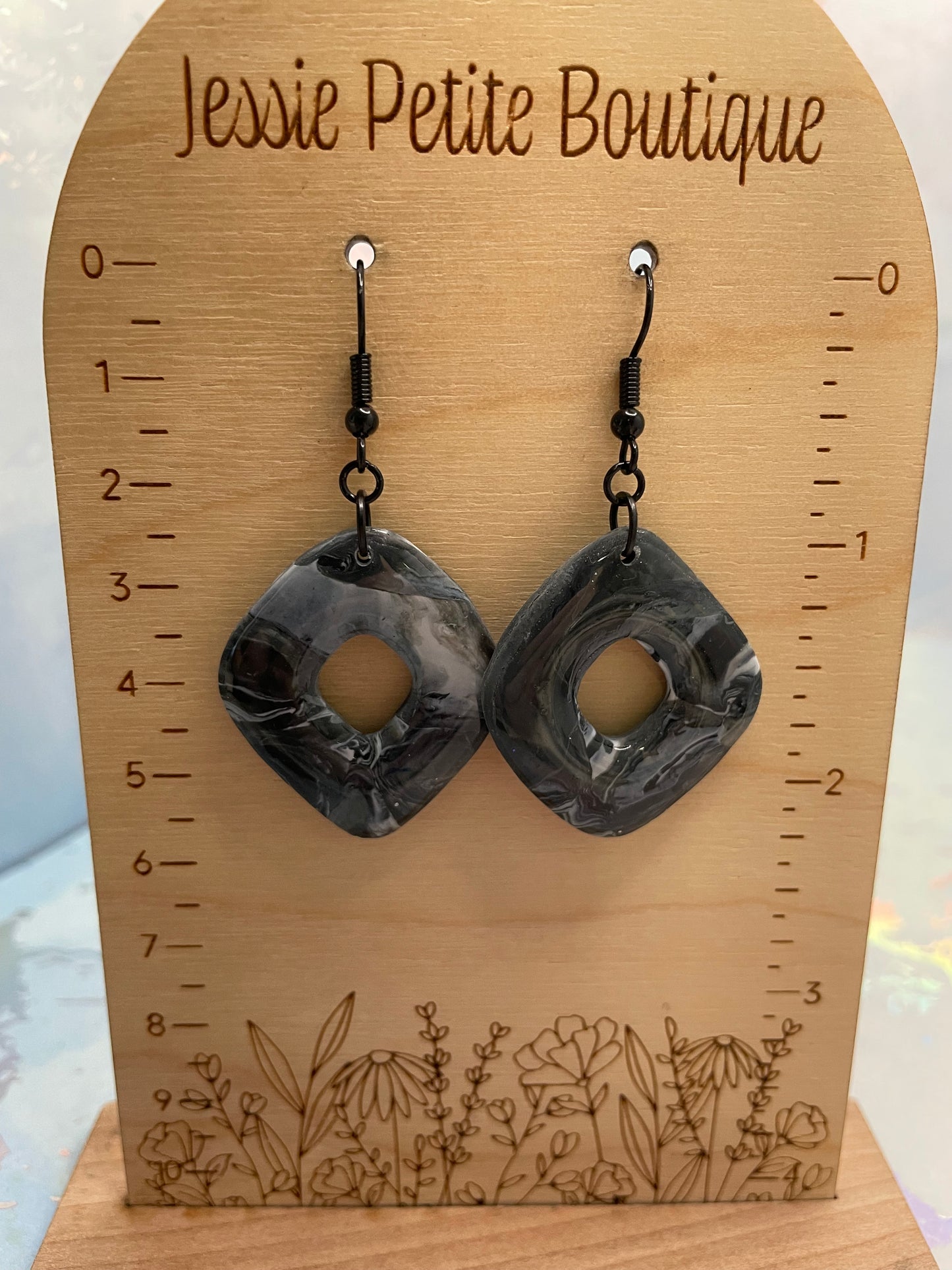 Boucles d’oreilles géométriques marbrées noir et gris